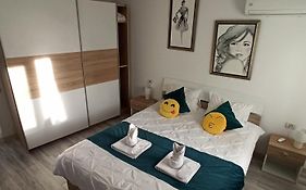 Comfortable Apartment University Square